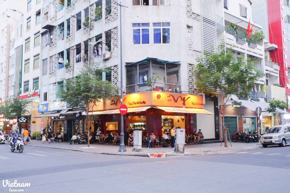 越南胡志明市咖啡廳 Cafe Vy 坐在板凳上喝咖啡