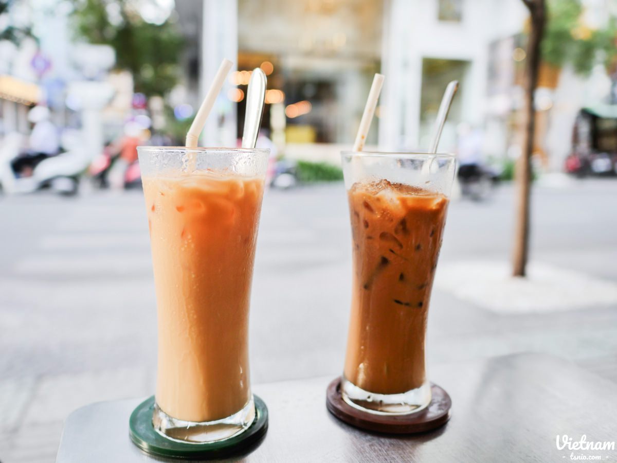 越南胡志明市咖啡廳 Cafe Vy 坐在板凳上喝咖啡