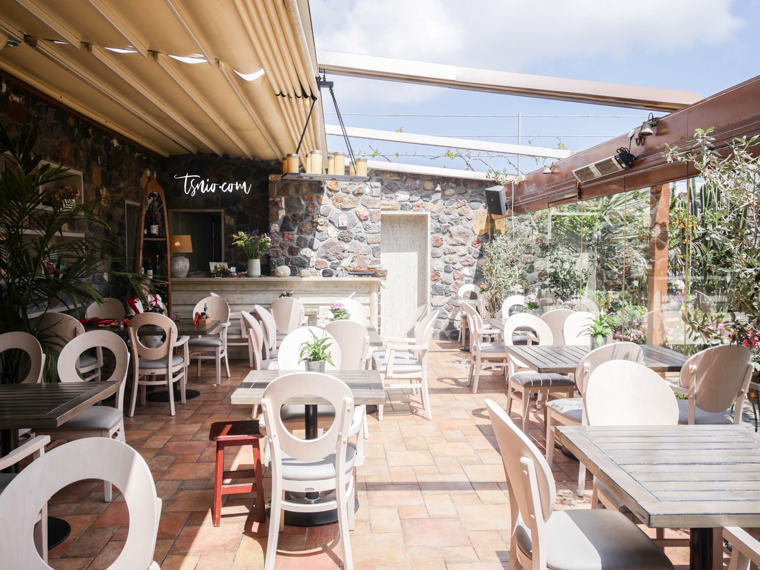 希臘聖托里尼費拉美食推薦 Pelican Kipos Cafe and Wine Restaurant 費拉特色花園餐廳