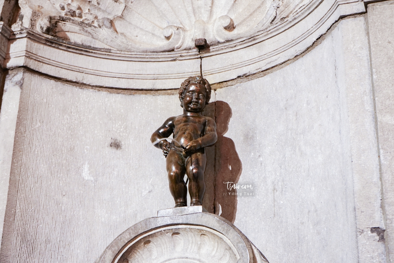 比利時布魯塞爾景點 Manneken Pis 尿尿小童 比利時代表雕像服裝秀
