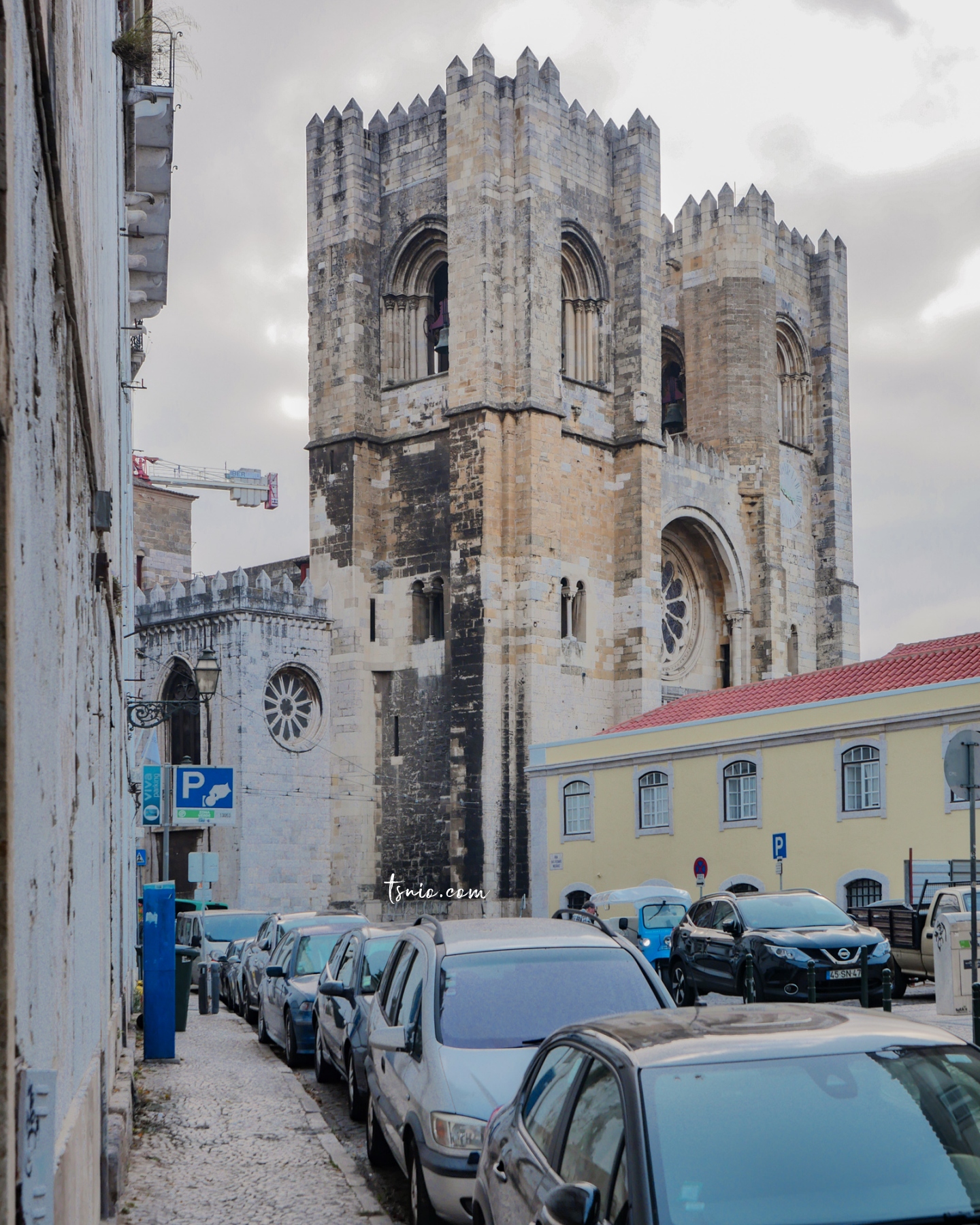 葡萄牙里斯本景點 里斯本主教座堂 Sé de Lisboa 黃色叮叮車與教堂的相遇