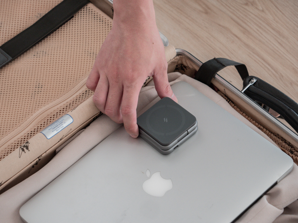 亞果元素Mag 3磁吸折疊式三合一旅行無線充電座：折疊小體積，同時充飽iPhone、Apple Watch、AirPods
