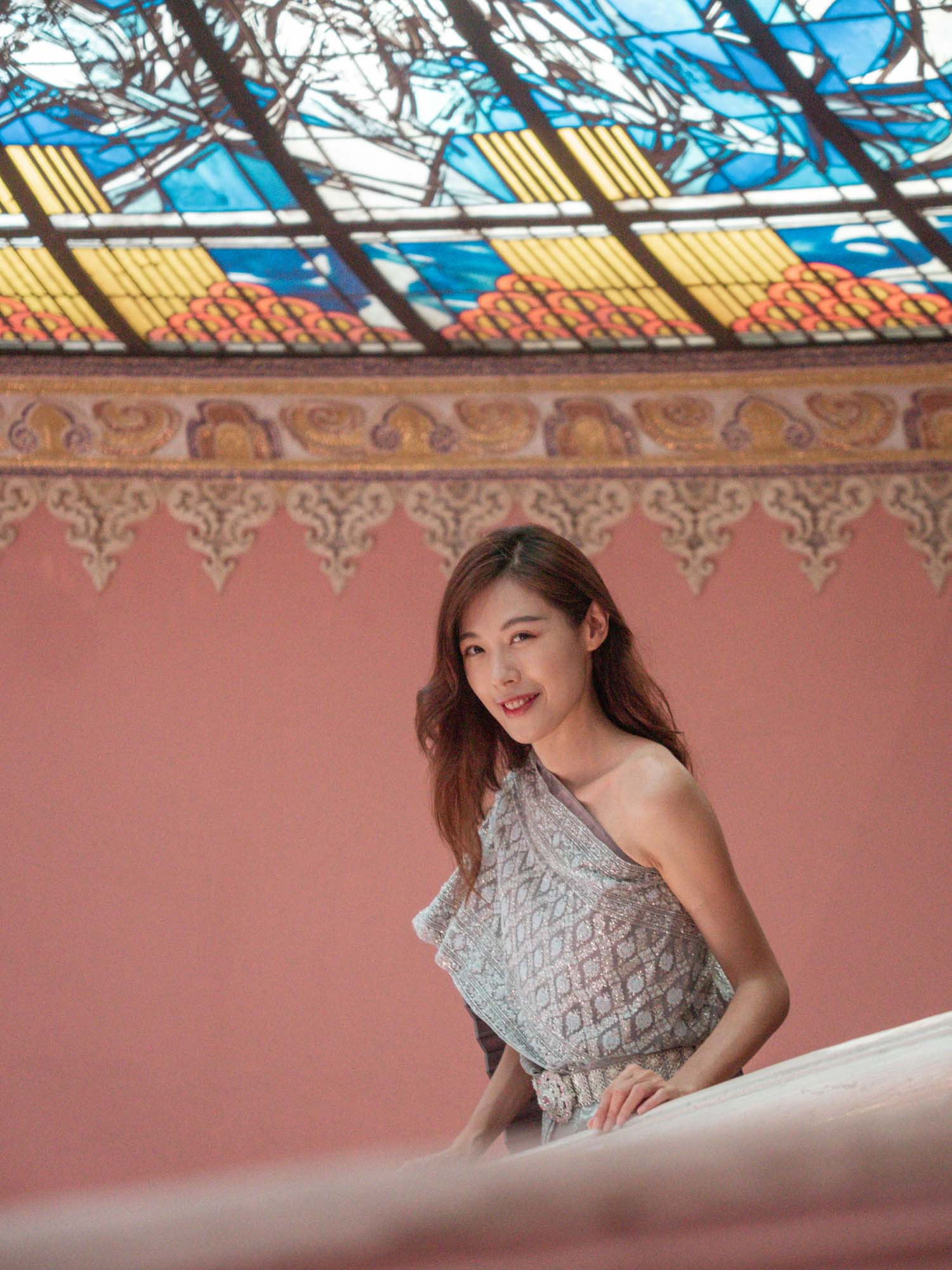 曼谷景點｜Erawan Museum 三頭象神博物館：藝術與宗教的結合，彩繪玻璃精緻雕刻粉紅旋轉梯