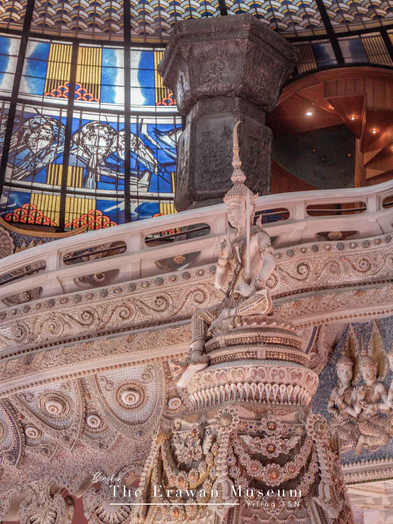 曼谷景點｜Erawan Museum 三頭象神博物館：藝術與宗教的結合，彩繪玻璃精緻雕刻粉紅旋轉梯