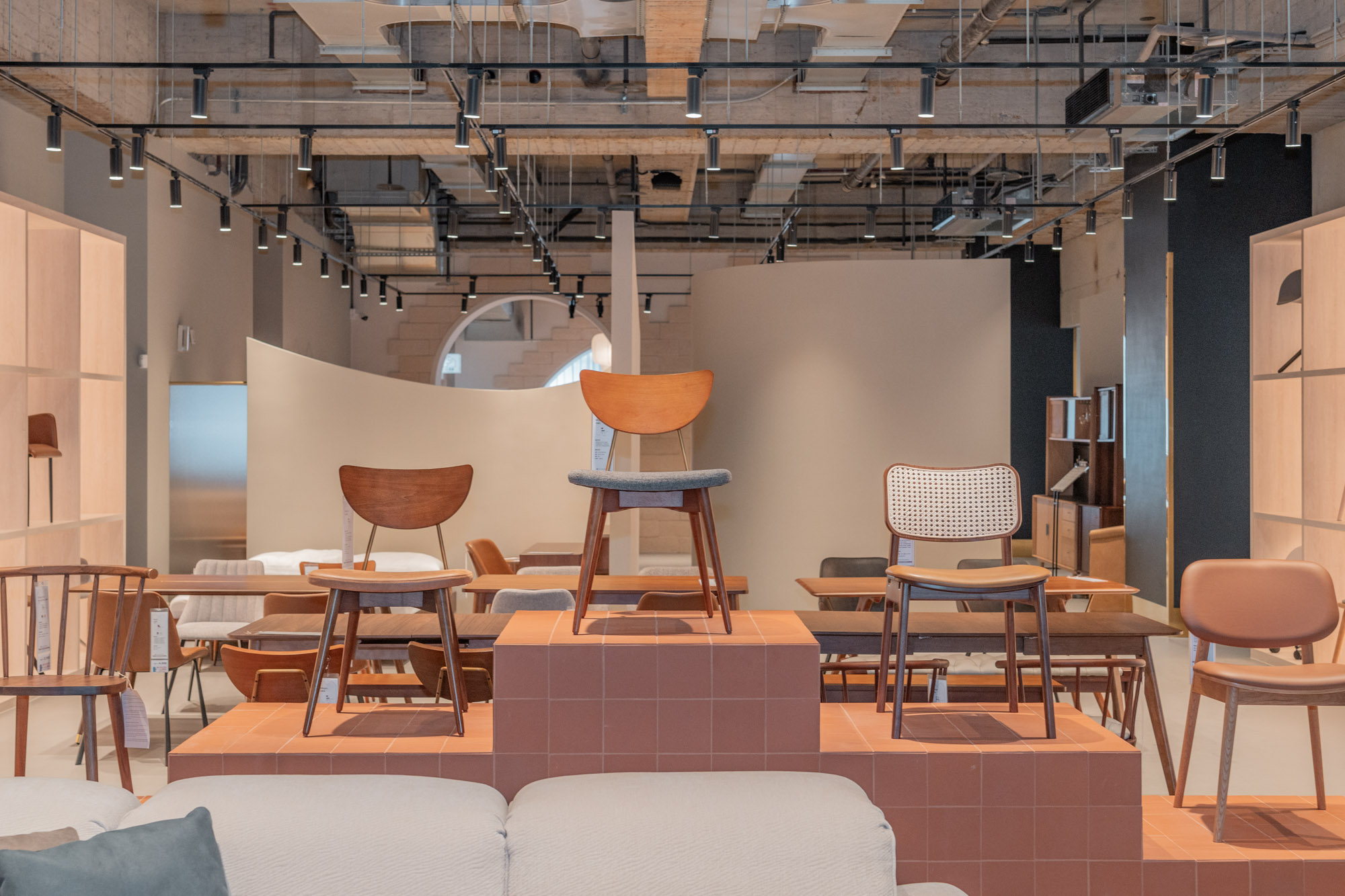 MR. LIVING 居家先生新莊旗艦店-椅凳展示-1