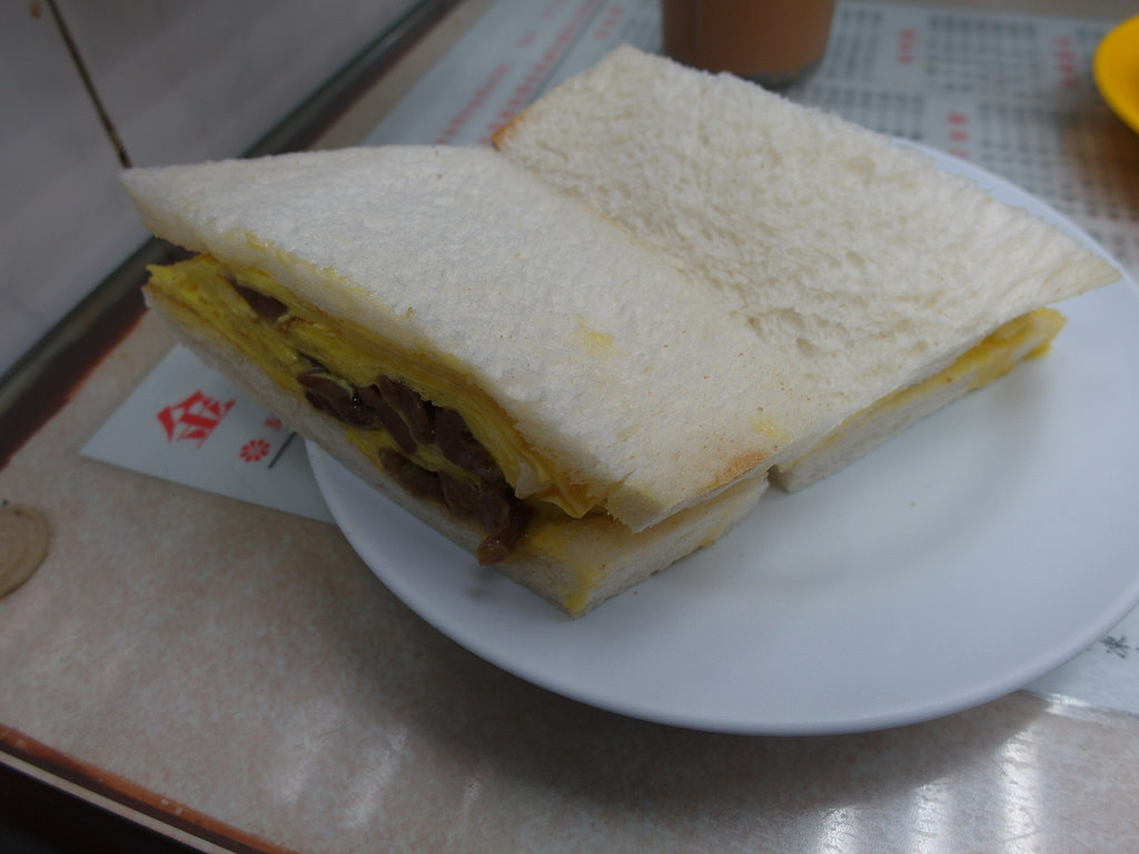 香港灣仔 金鳳茶餐廳 蔡瀾之選老字號茶餐廳 雞蛋鮮牛肉三文治好好吃