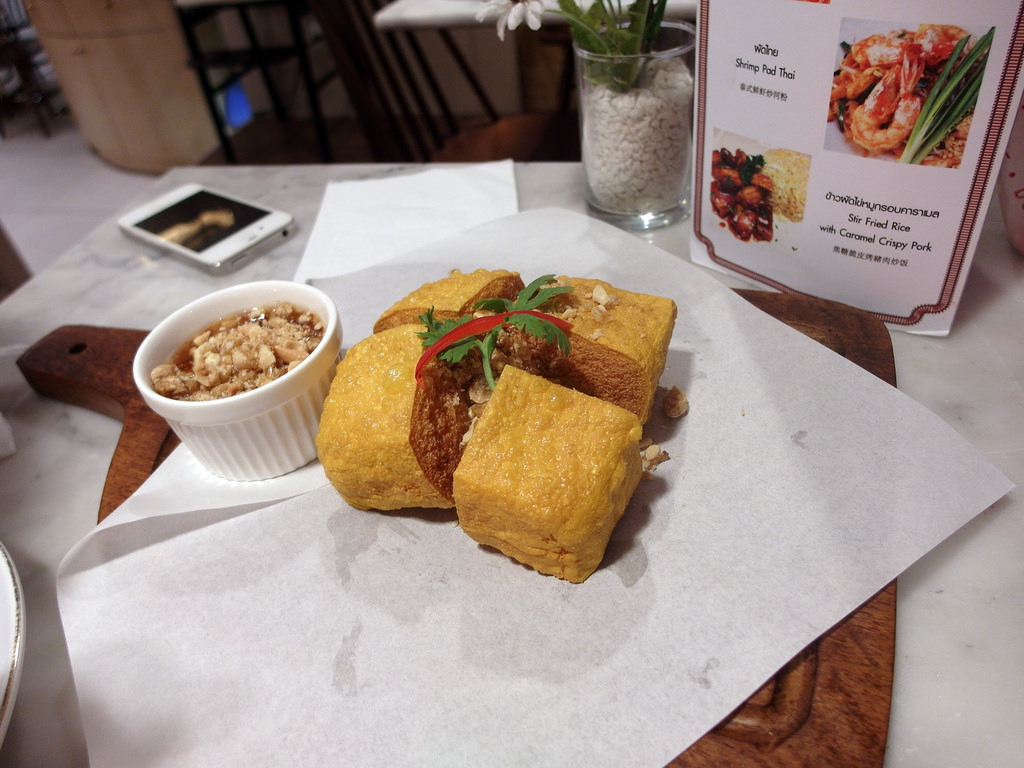 曼谷美食推薦 Kloset Cafe 創意料理 焦糖雞翅和炸豆腐都好好吃